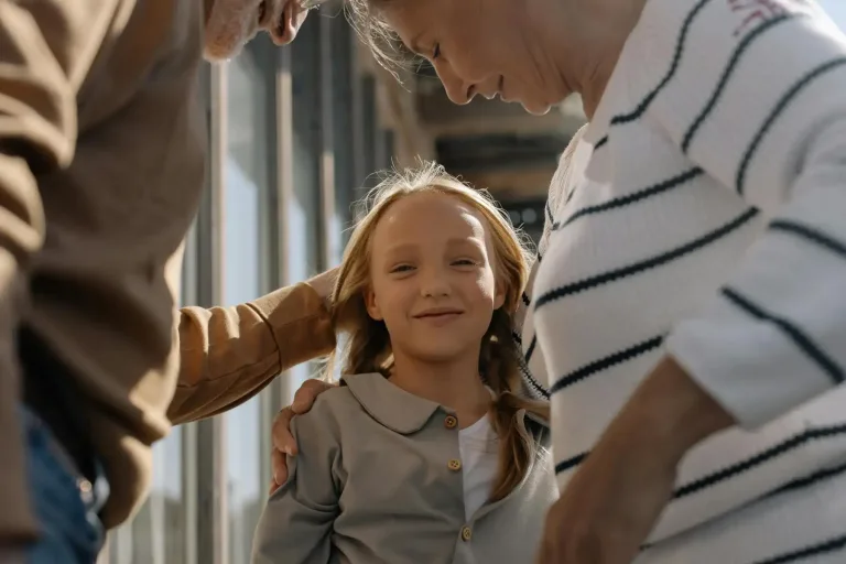 Petite fille en visite de ses grand-parents.